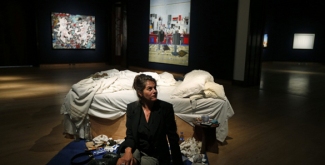 Трейси Амин позирует рядом с инсталляцией © AP Photo/Lefteris Pitarakis